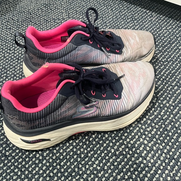 SKETCHERS max cushioning arch fit sneaker - Picture 3 of 4